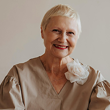 A lady standing, by Olia Danilevich